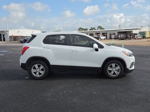 Used 2022 Chevrolet Trax LS w/ Tint and Cruise Package FWD image 7