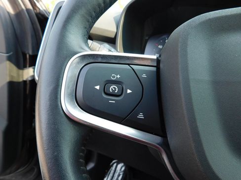 Used 2021 Volvo XC40 T4 Momentum FWD image 27