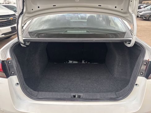 Used 2025 Nissan Versa SV image 29