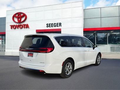 Used 2024 Chrysler Pacifica Limited w/ Uconnect Theater Family Group