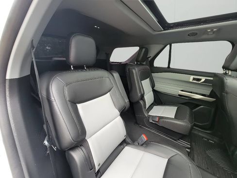 Used 2022 Ford Explorer XLT w/ Equipment Group 202A AWD/4WD image 32