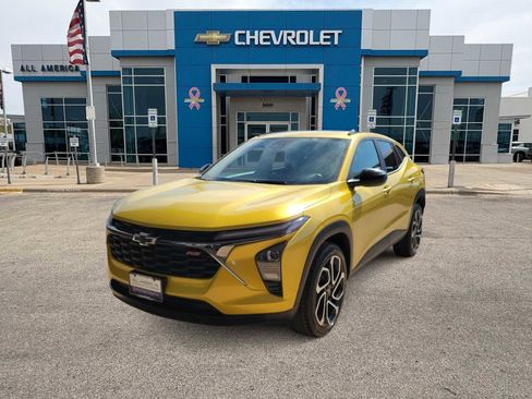 Used 2025 Chevrolet Trax RS w/ Sunroof Package FWD image 1