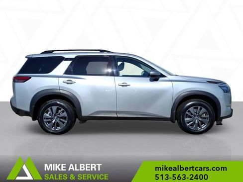 Used 2023 Nissan Pathfinder SV image 8