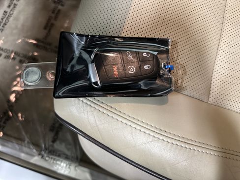 Used 2017 Jeep Grand Cherokee Overland image 36