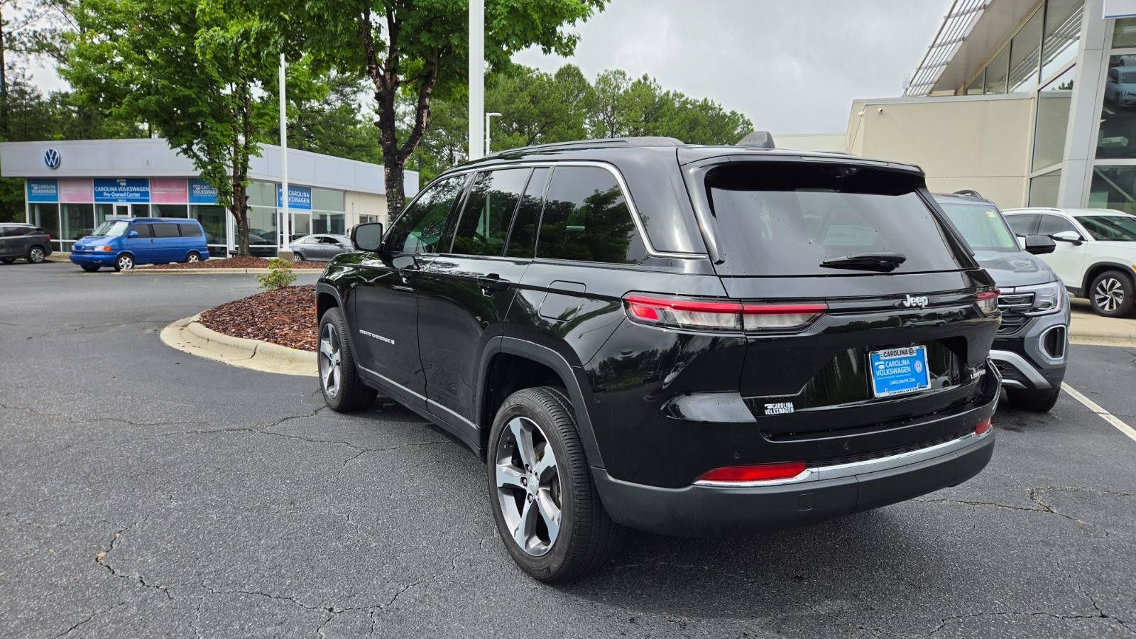 Used 2025 Jeep Grand Cherokee Limited w/ Luxury Tech Group II RWD image 3