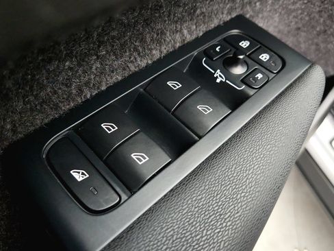 Used 2024 Volvo XC40 B5 Plus AWD/4WD image 24