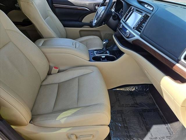Used 2016 Toyota Highlander Limited w/ Driver Technology Package AWD/4WD image 27