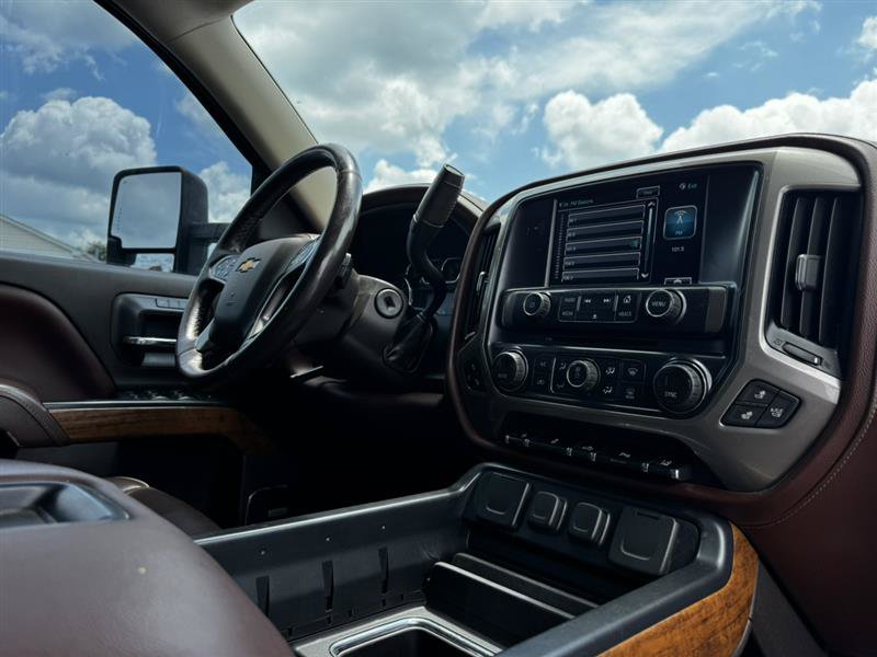 Used 2015 Chevrolet Silverado 1500 High Country w/ High Country Premium Package AWD/4WD image 19