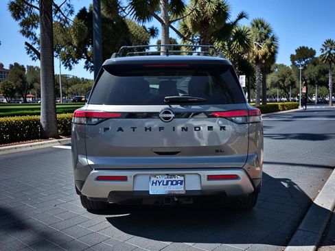 Used 2023 Nissan Pathfinder SL FWD image 6
