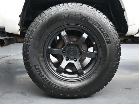 Used 2017 Toyota Tacoma SR5 w/ Tow Package image 10