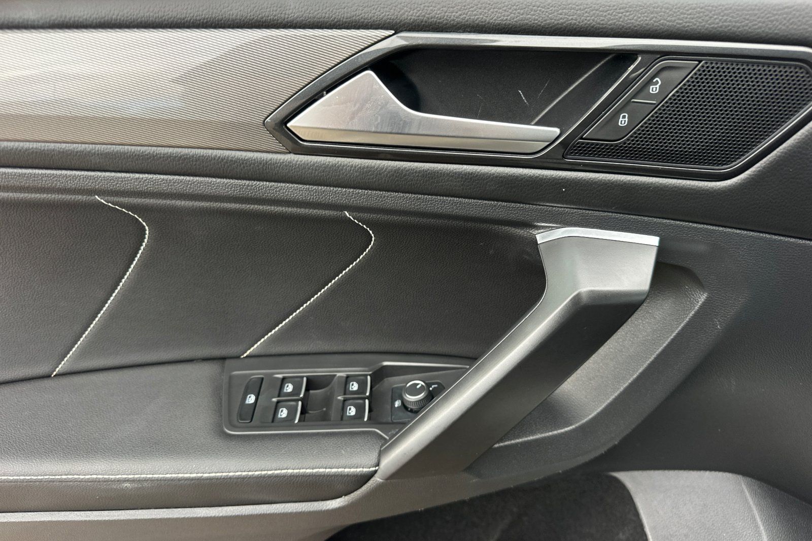 Used 2023 Volkswagen Tiguan SE w/ Panoramic Sunroof Package FWD image 11