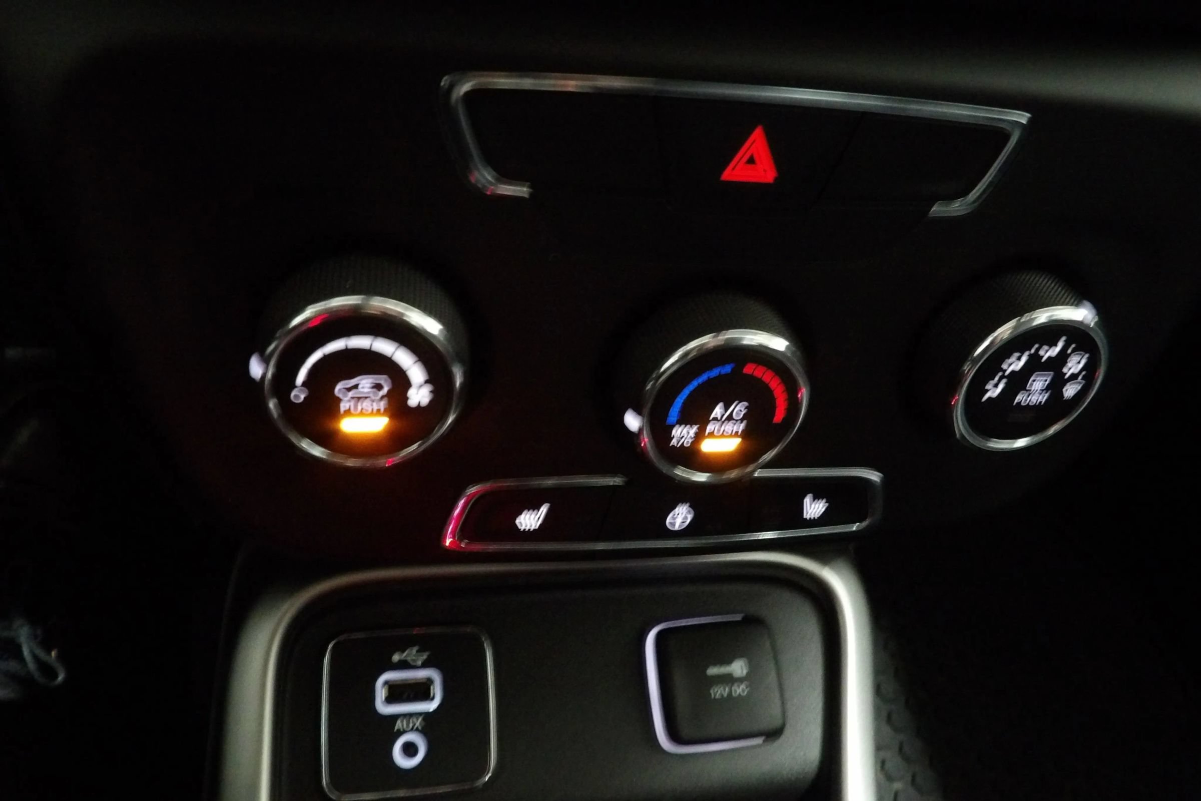 Used 2018 Jeep Compass Latitude w/ Cold Weather Group FWD image 16