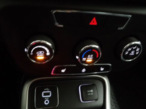 Used 2018 Jeep Compass Latitude w/ Cold Weather Group FWD image 16