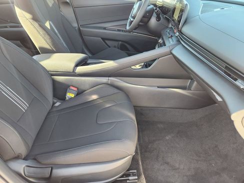 New 2025 Hyundai Elantra SEL FWD image 15