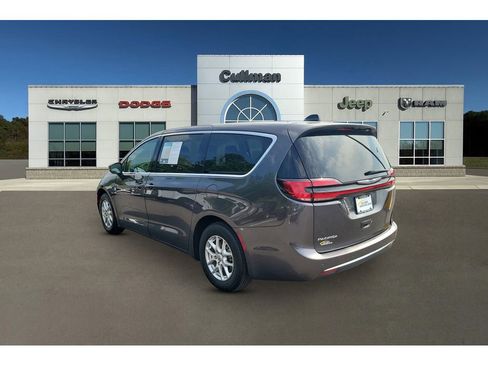 Used 2023 Chrysler Pacifica Touring-L FWD image 3