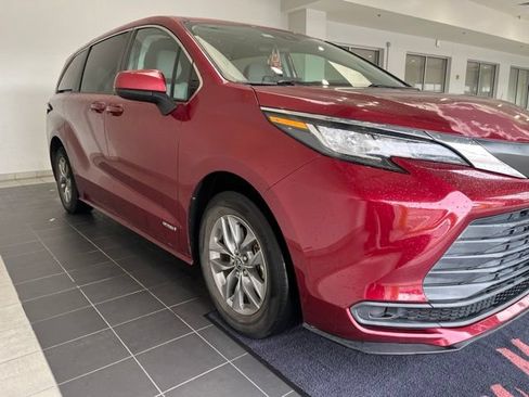 Used 2021 Toyota Sienna LE FWD image 4