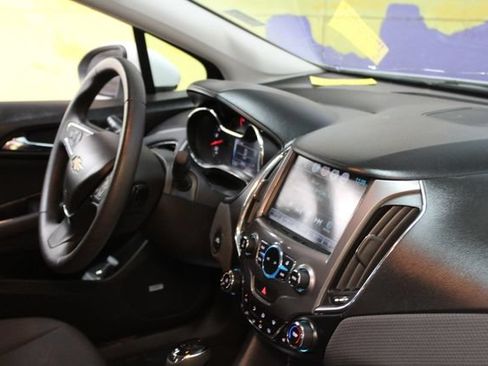 Used 2018 Chevrolet Cruze LT FWD image 10