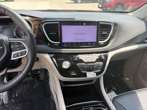 Used 2023 Chrysler Pacifica Limited FWD image 17