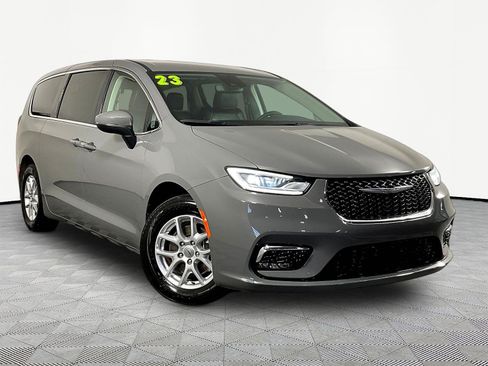 Used 2023 Chrysler Pacifica Touring-L FWD image 3