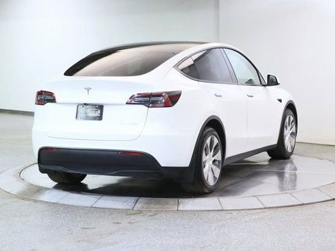 Used 2021 Tesla Model Y Long Range image 12