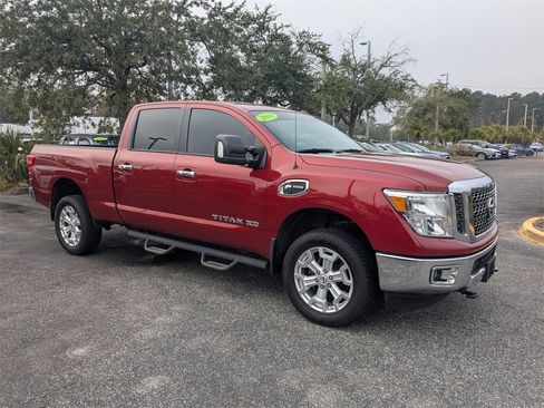 Used 2018 Nissan Titan SV image 2