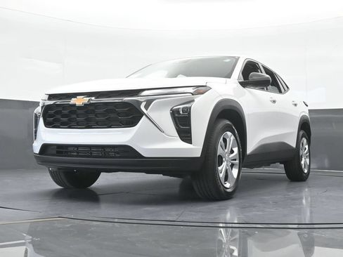 Used 2025 Chevrolet Trax LS FWD image 47