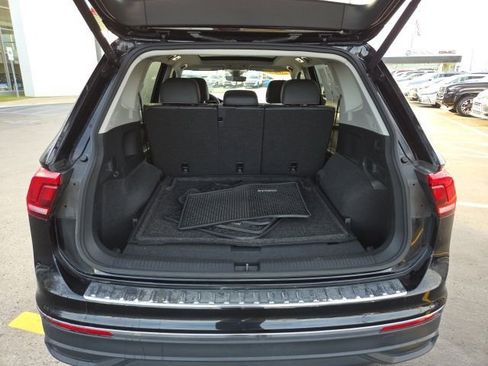 Used 2024 Volkswagen Tiguan SE w/ Panoramic Sunroof Package image 27
