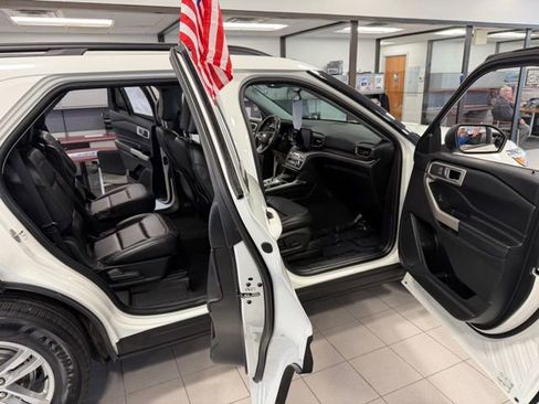 Used 2022 Ford Explorer XLT w/ Equipment Group 202A AWD/4WD image 21