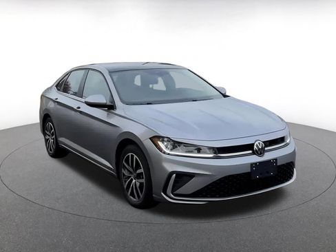 Used 2025 Volkswagen Jetta SE image 3