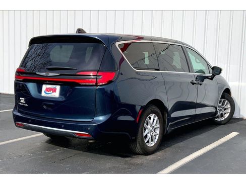 Used 2024 Chrysler Pacifica Touring-L image 11