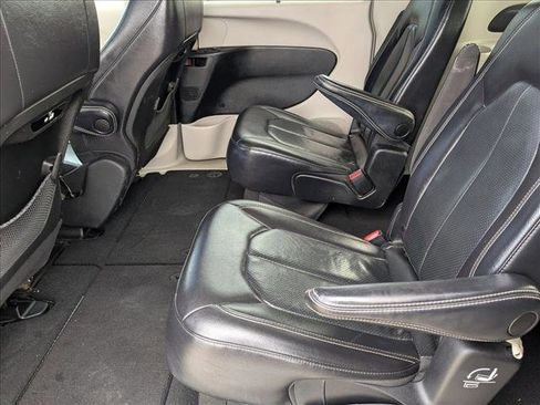 Used 2022 Chrysler Pacifica Touring-L image 17