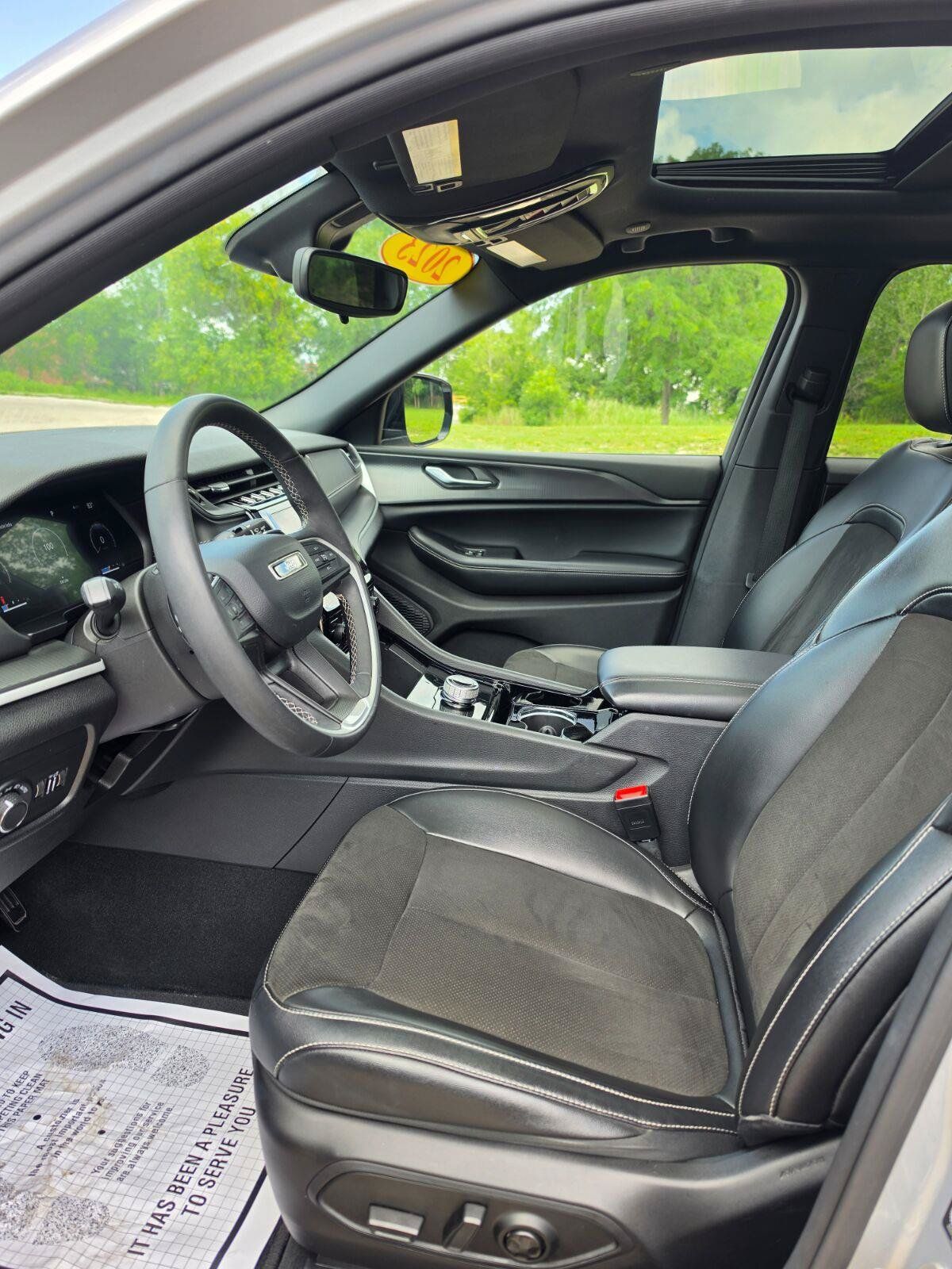 Used 2023 Jeep Grand Cherokee Altitude AWD/4WD image 6