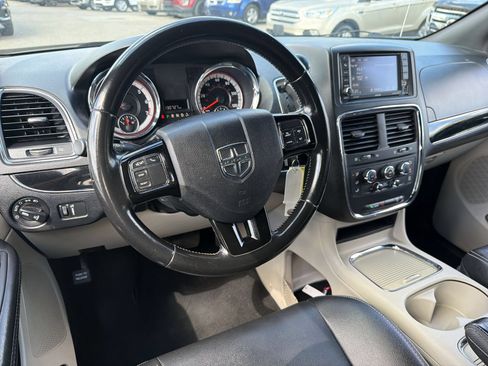 Used 2020 Dodge Grand Caravan SXT FWD image 16