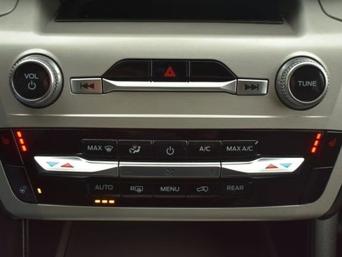 Used 2023 Ford Explorer XLT image 28