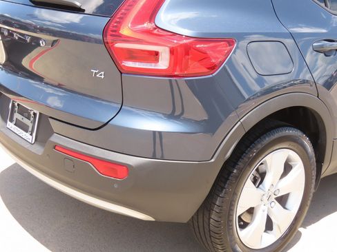Used 2021 Volvo XC40 T4 Momentum FWD image 12