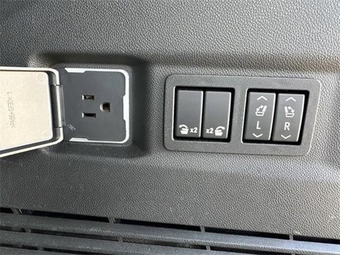 Used 2022 GMC Yukon SLT w/ SLT Premium Package image 21