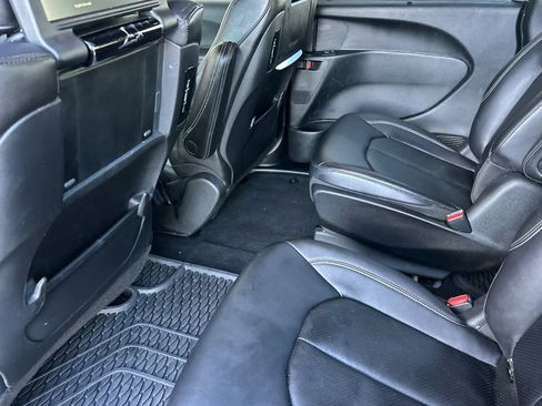 Used 2025 Chrysler Pacifica Select w/ Uconnect Theater Family Group image 4