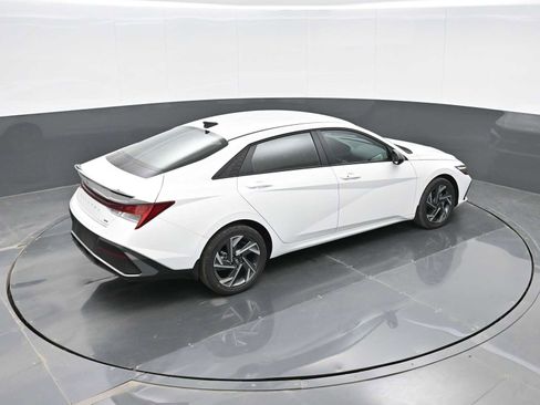 Certified 2025 Hyundai Elantra SEL FWD image 28