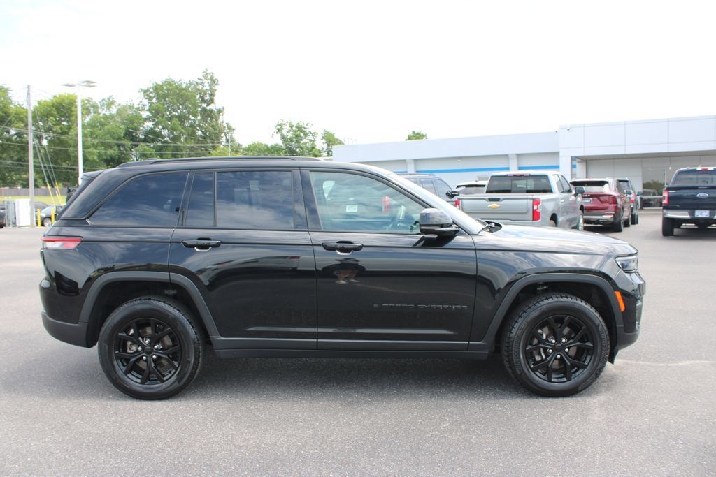 Used 2024 Jeep Grand Cherokee Altitude AWD/4WD image 11