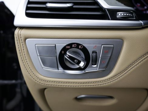 Used 2022 BMW 740i w/ Premium Package RWD image 19