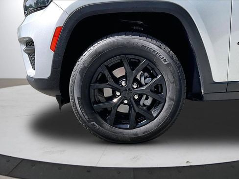 Certified 2024 Jeep Grand Cherokee Altitude AWD/4WD image 30