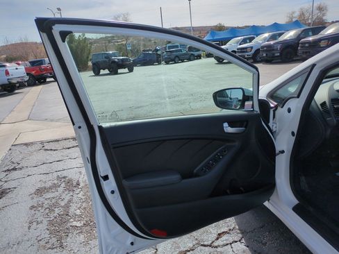 Used 2018 Kia Forte LX image 12