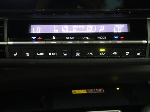 Used 2025 Toyota Sienna Platinum AWD/4WD image 20