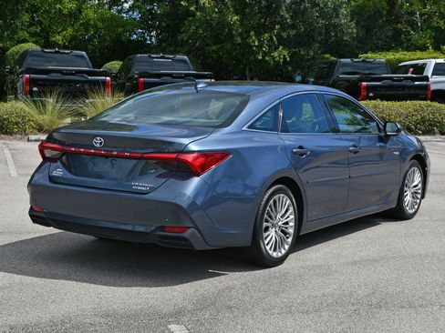Used 2020 Toyota Avalon Limited image 3