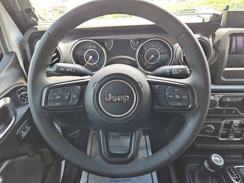 Used 2023 Jeep Gladiator Sport AWD/4WD image 15