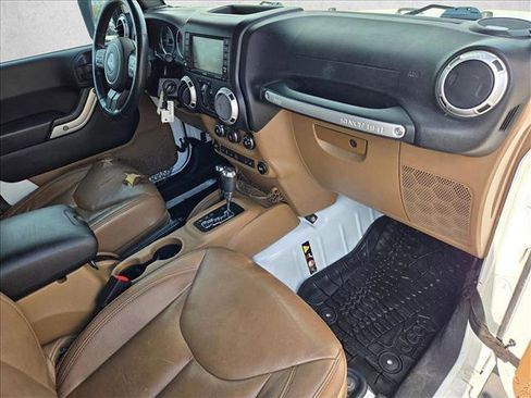 Used 2015 Jeep Wrangler Unlimited Sahara w/ Connectivity Group image 20