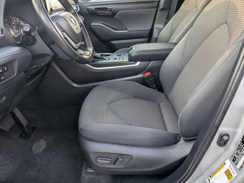Used 2024 Toyota Highlander LE image 11