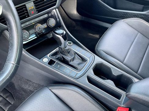 Used 2024 Volkswagen Jetta SE FWD image 15