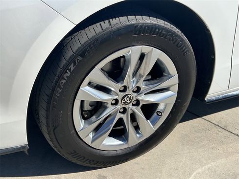 Used 2022 Toyota Sienna Limited image 9