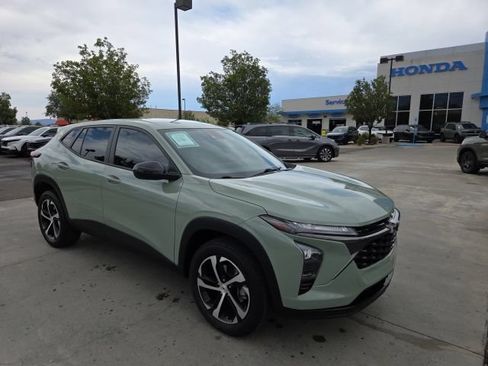 Used 2024 Chevrolet Trax RS w/ Driver Confidence Package FWD image 3